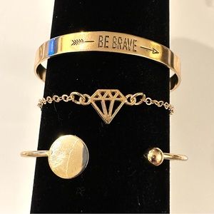 3️⃣Stacks of 3 gold bracelets